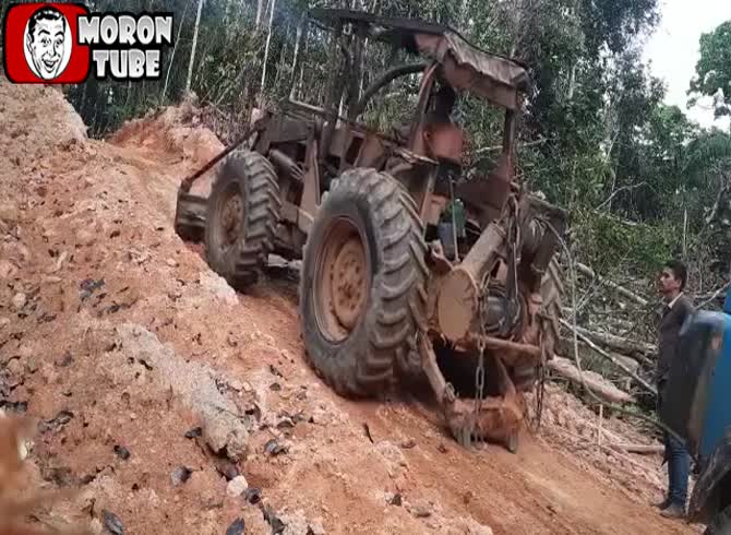 Video :He came very close to death while towing a heavy goods vehicle